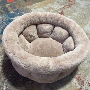 Plush Round Pet Bed in Soft Beige